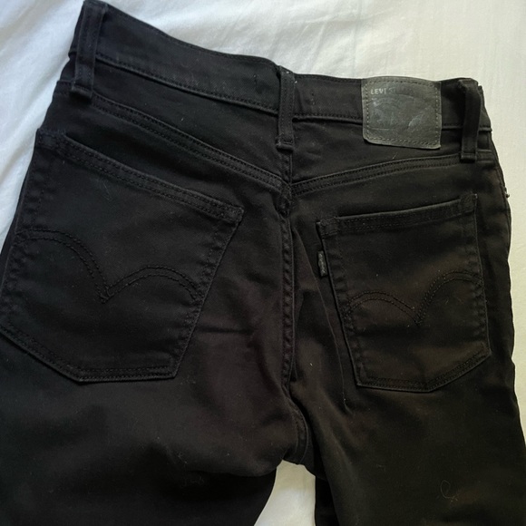 Levi’s Wedgie Skinny Black Raw Hem Distressed Jeans Knee Rip - Picture 2 of 12